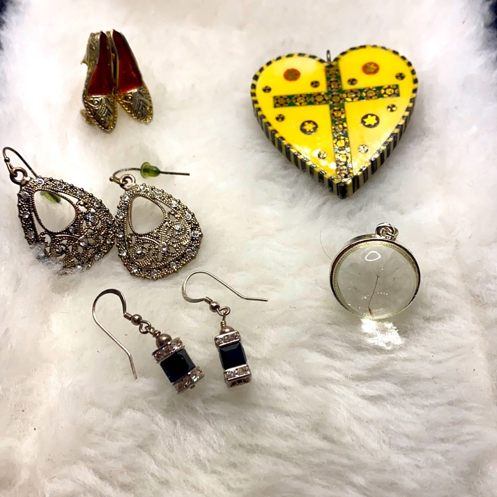 Vintage Lot 2 Earrings,1 brooch,2 pendants
